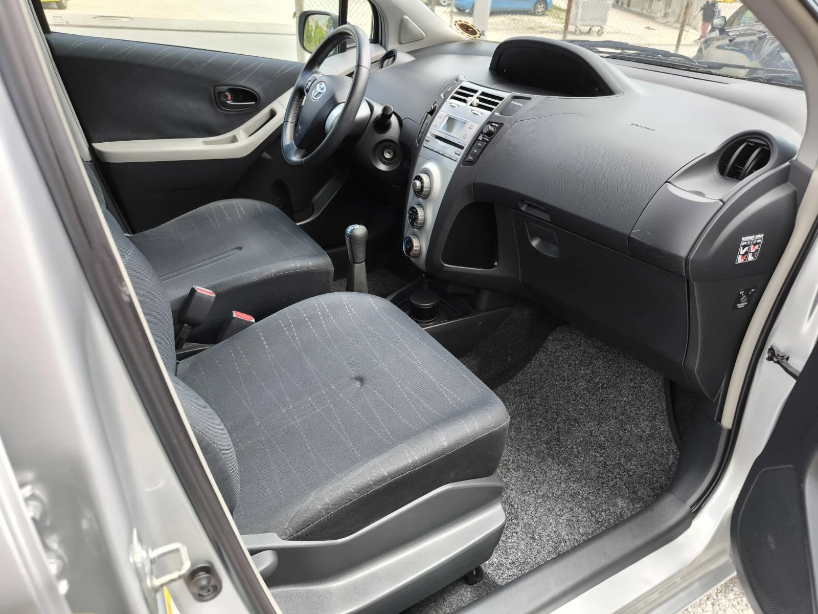 Toyota Yaris 1.0 VVTI - изображение 8