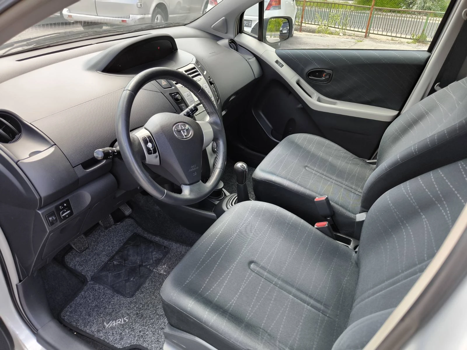 Toyota Yaris 1.0 VVTI - изображение 6