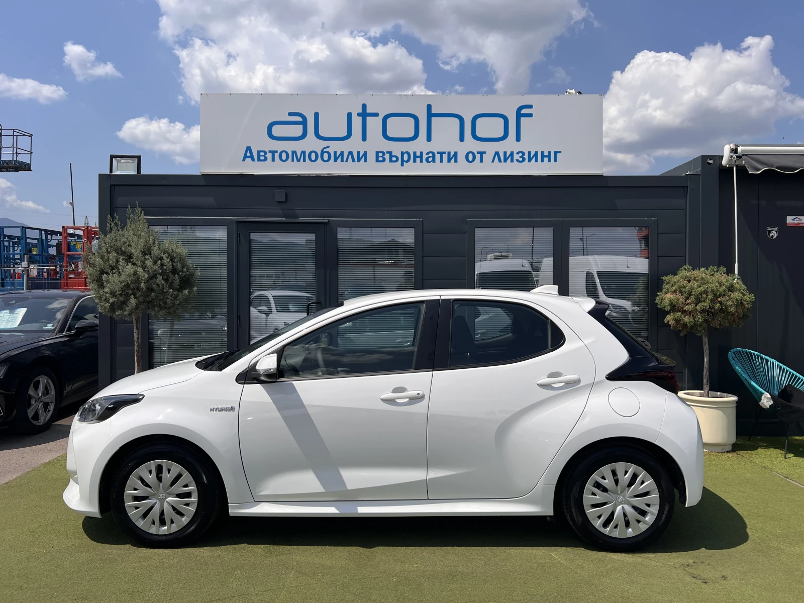 Toyota Yaris LIGHT/HYBRID/1.5vvt-i/115K.C./Е-CVT AT - изображение 2