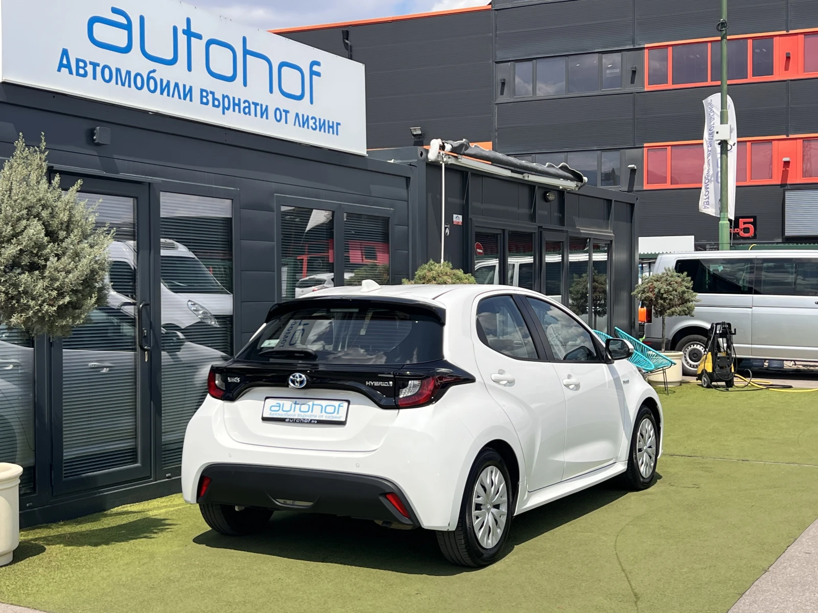Toyota Yaris LIGHT/HYBRID/1.5vvt-i/115K.C./Е-CVT AT - изображение 4