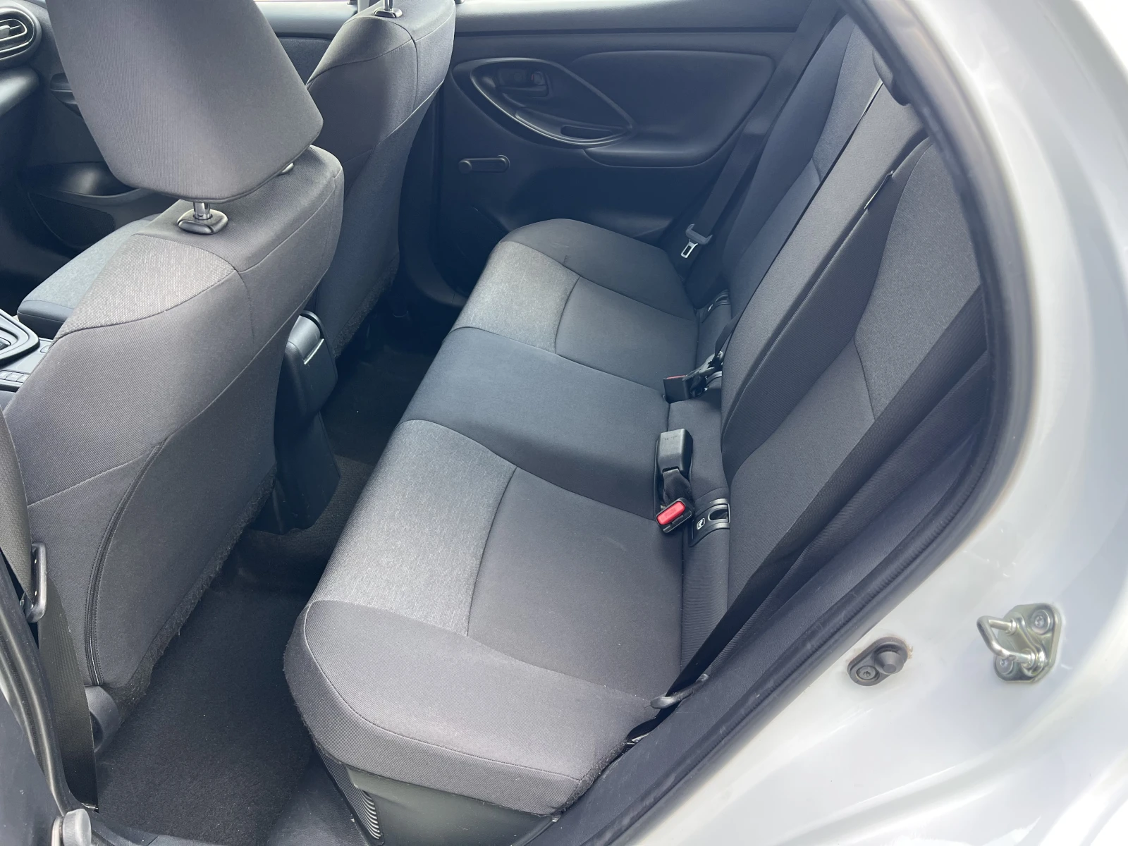 Toyota Yaris LIGHT/HYBRID/1.5vvt-i/115K.C./Е-CVT AT - изображение 10
