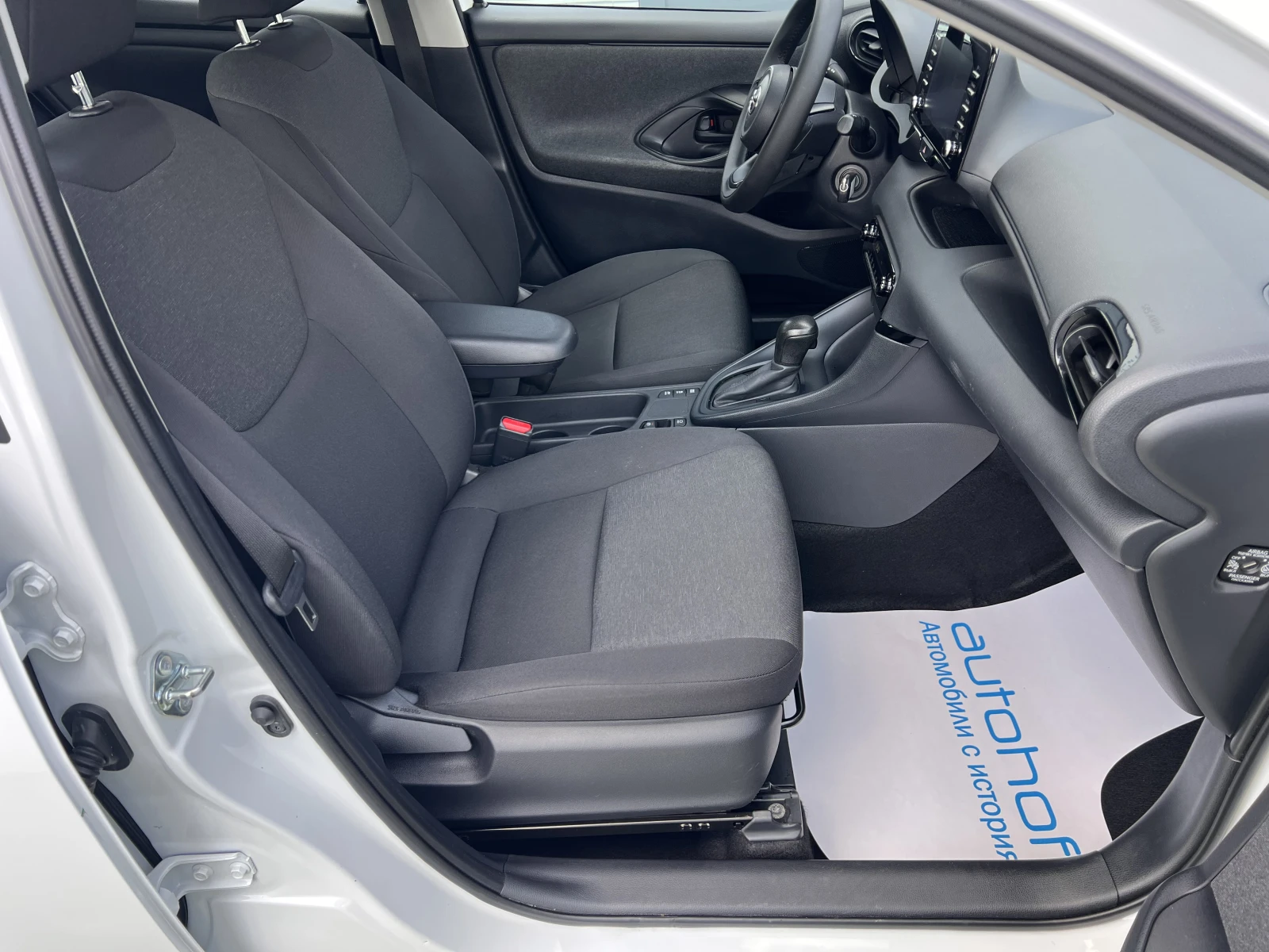 Toyota Yaris LIGHT/HYBRID/1.5vvt-i/115K.C./Е-CVT AT - изображение 9