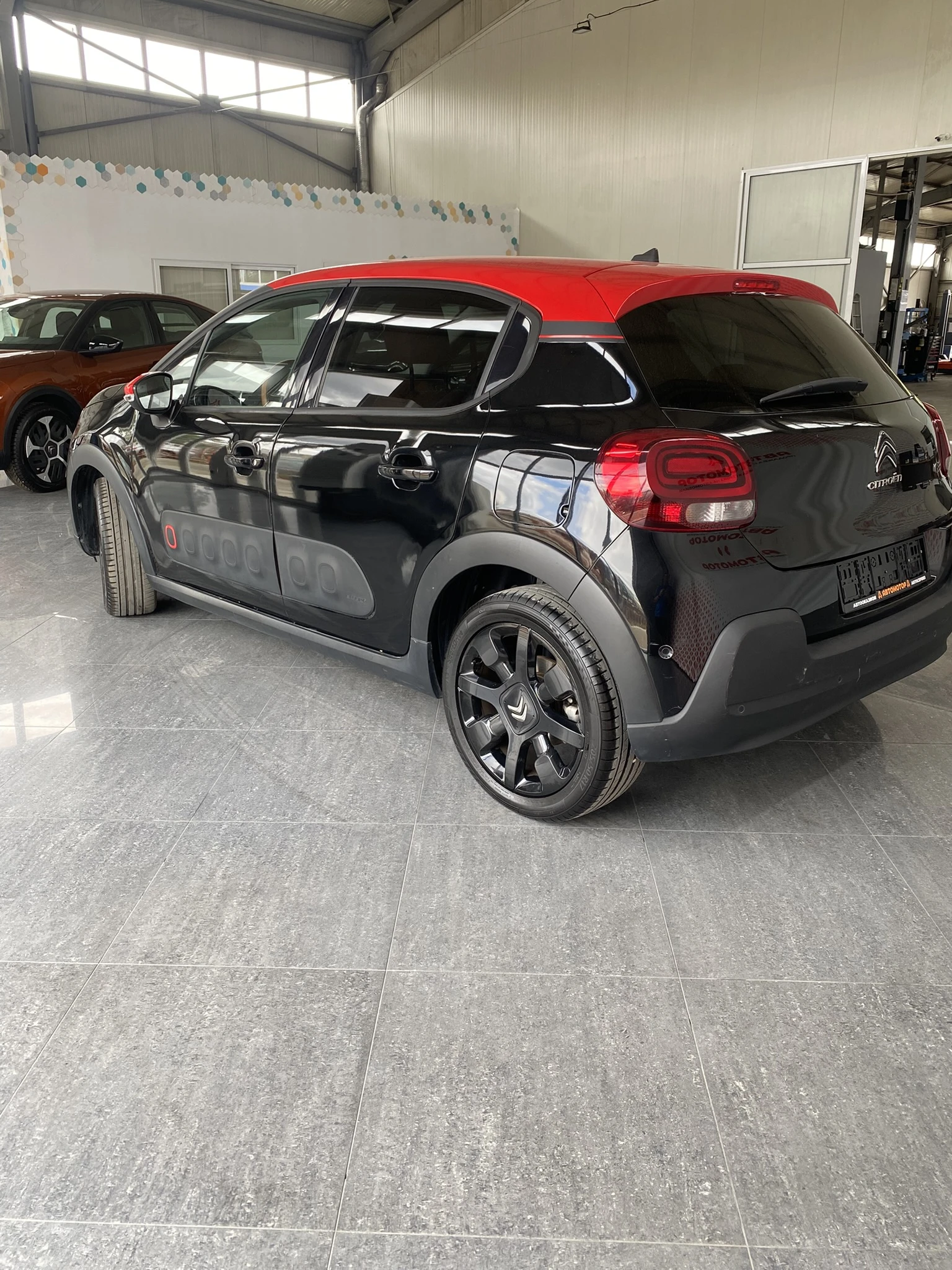 Citroen C3 Shine 1.2 PureTech AT6 - изображение 7