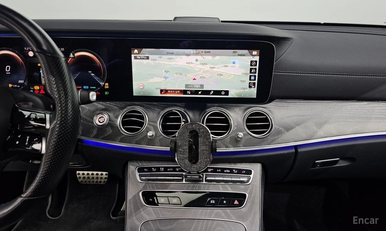 Mercedes-Benz E 350 4MATIC* AMG* BURMESTER* HEAD-UP* 360 КАМЕРИ* ПАНО, снимка 11 - Автомобили и джипове - 54599034