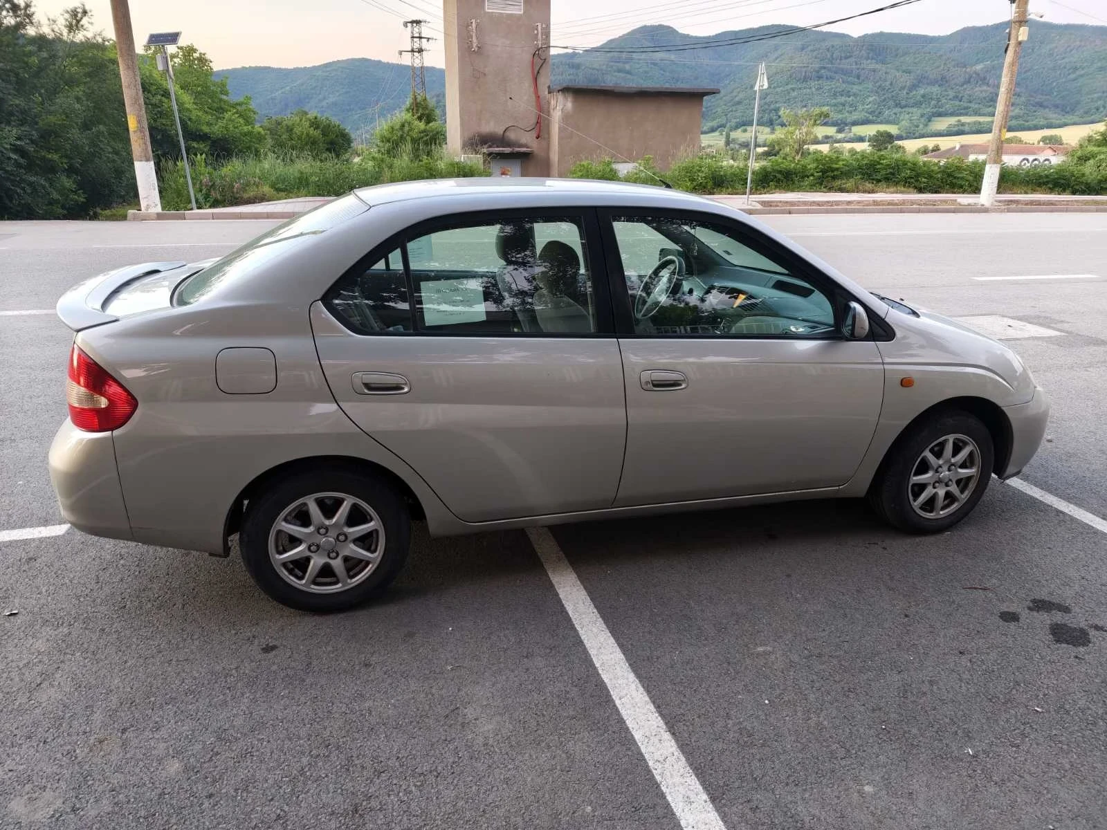Toyota Prius Хибрид , снимка 4 - Автомобили и джипове - 55539191