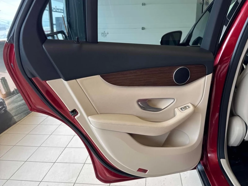 Mercedes-Benz GLC 300 4MATIC * ПАНОРАМА* ПОДГРЕВ НА ВОЛАНА И СЕДАЛКИТЕ* , снимка 15 - Автомобили и джипове - 53380069