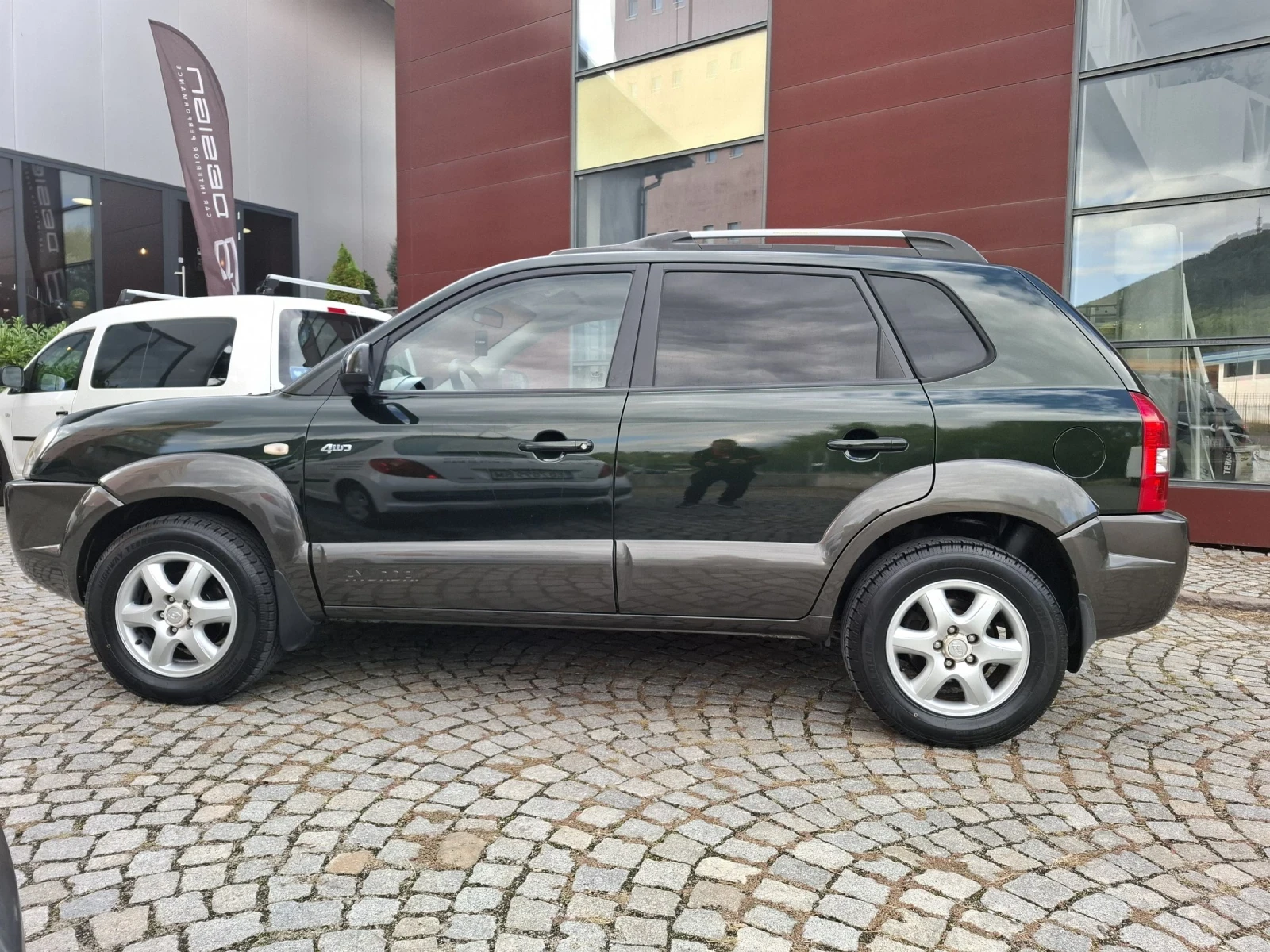 Hyundai Tucson 2.0CRDI-112к.с.ITALI* 4х4* БЕЗ РЪЖДА* КЛИМАТРОНИК  - изображение 2