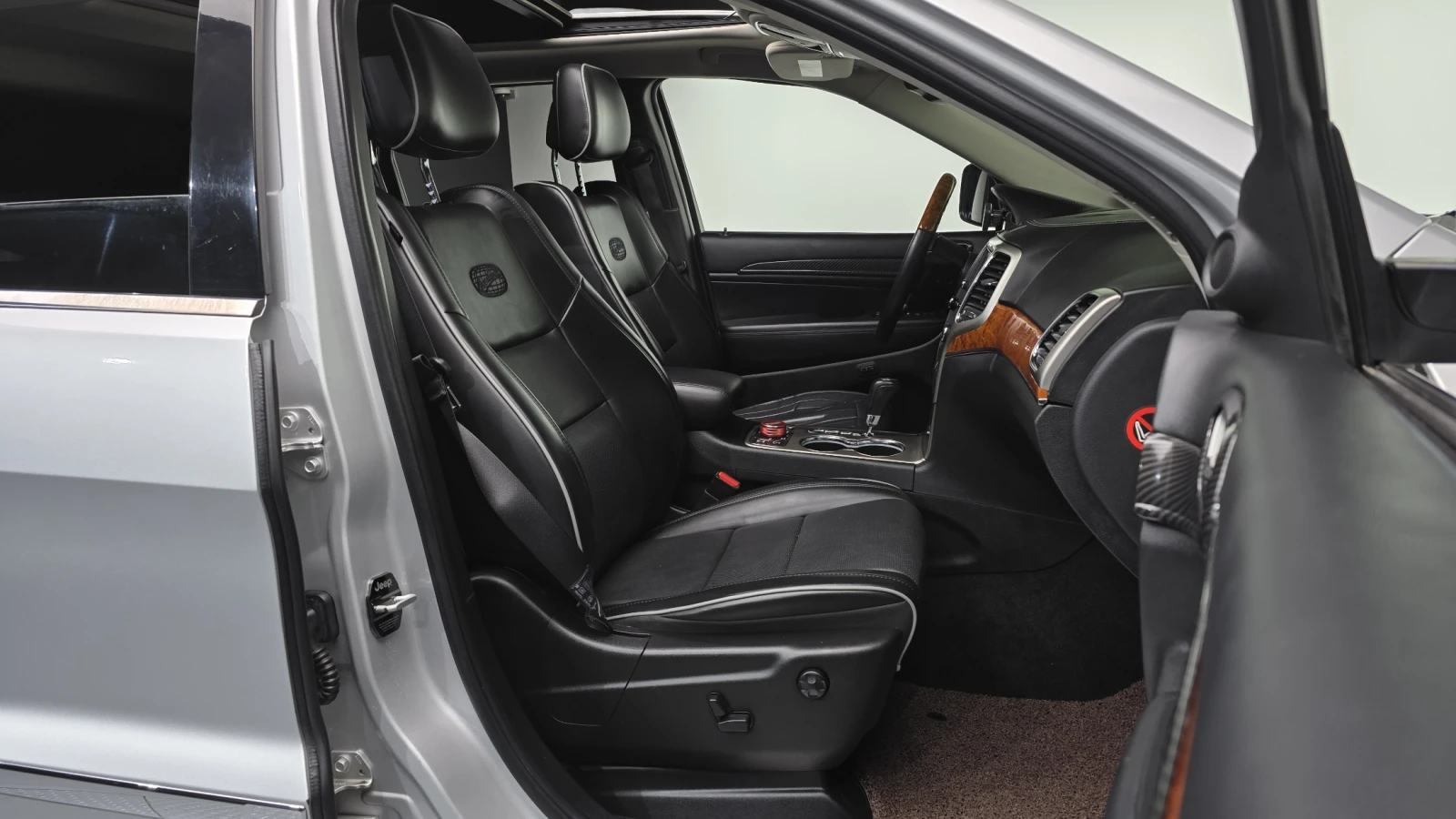 Jeep Cherokee 3.6* ЕЛ. БАГАЖНИК* ЛЮК* ПОДГРЕВ ВОЛАН* КРАЙНА ЦЕНА, снимка 11 - Автомобили и джипове - 55594881
