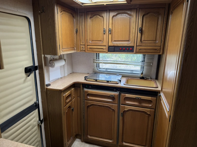 Каравана Burstner LUX, снимка 7 - Каравани и кемпери - 52449267