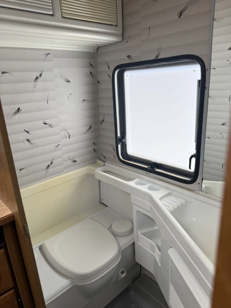 Каравана Burstner LUX, снимка 10 - Каравани и кемпери - 52449267