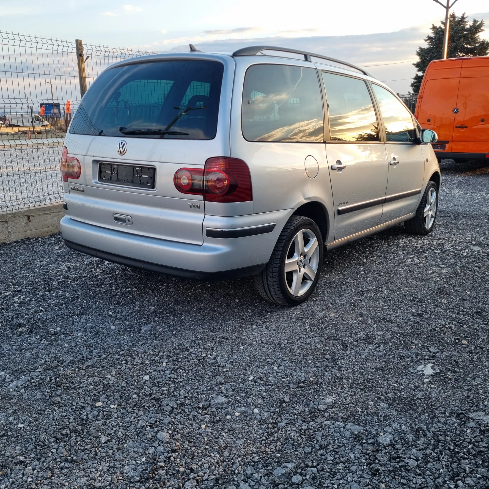 VW Sharan 1.9TDI 7местен, снимка 6 - Автомобили и джипове - 53988506