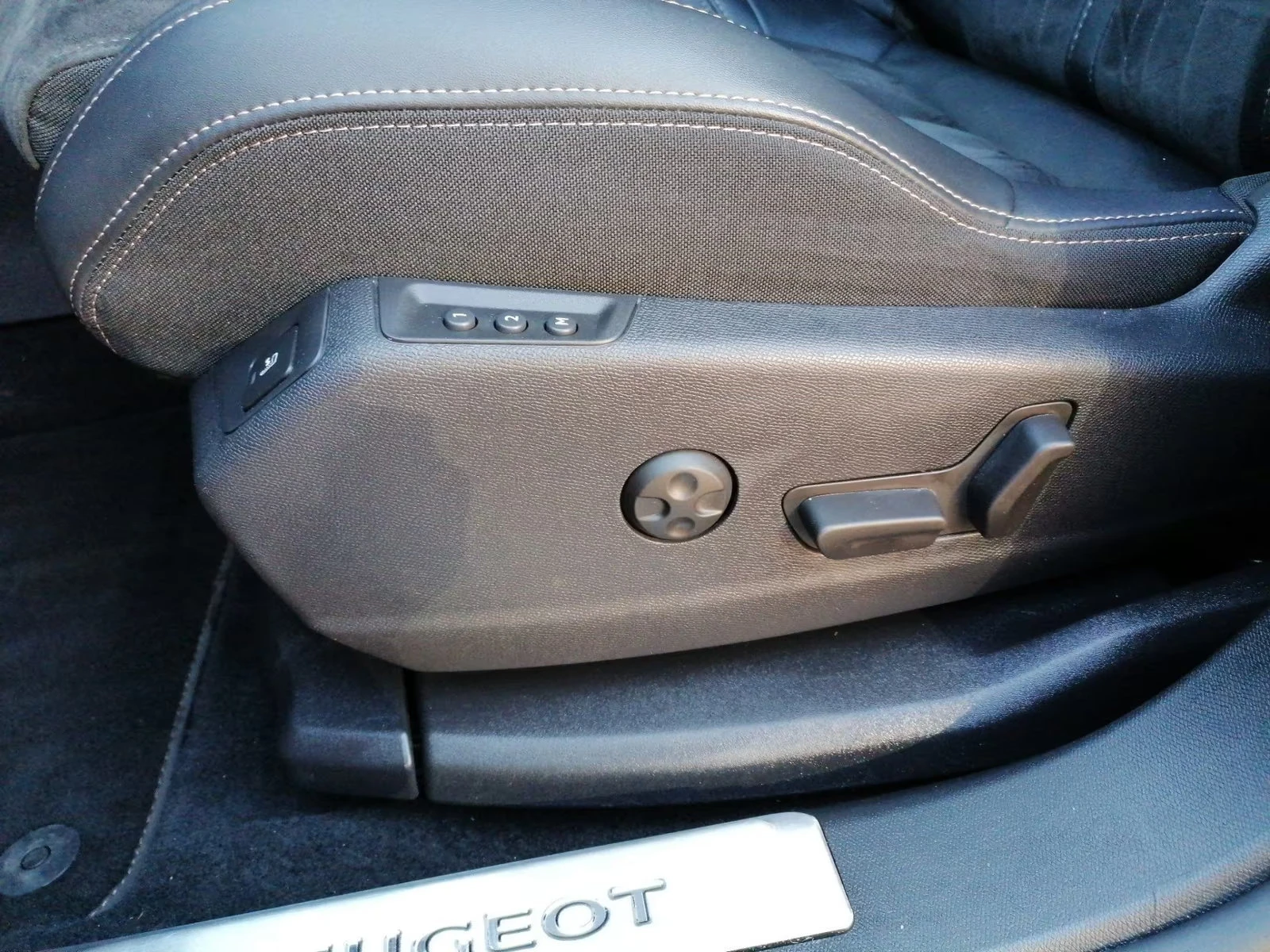 Peugeot 3008 PHEV/299HP/GT/180CAM/MASSAGE/LED/KLESS/339z, снимка 11 - Автомобили и джипове - 54330320