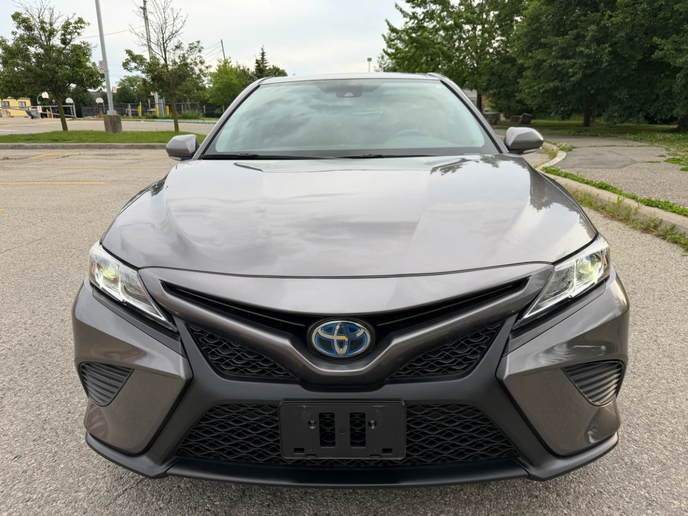 Toyota Camry Hybrid * 2 КЛЮЧА * CARFAX, снимка 2 - Автомобили и джипове - 55089463
