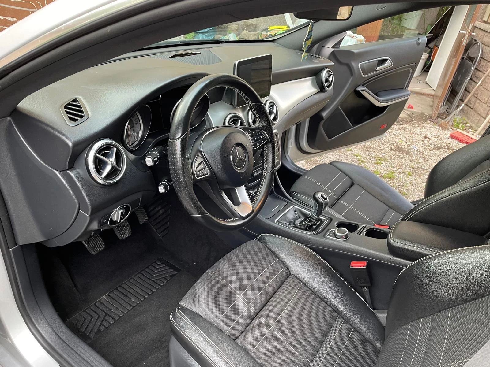Mercedes-Benz CLA 180, снимка 5 - Автомобили и джипове - 56734054