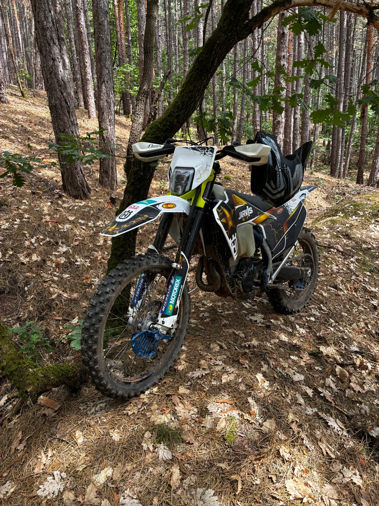 Husqvarna 350 ? Оборудване:  * Гардове навсякъде * Мус отпред и