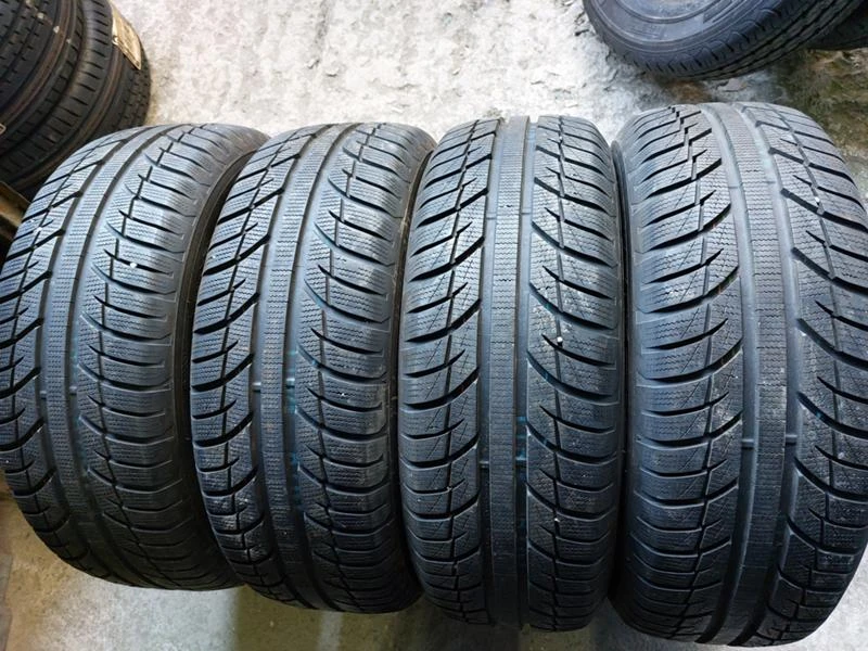 Гуми Зимни 215/65R16, снимка 1 - Гуми и джанти - 36663458