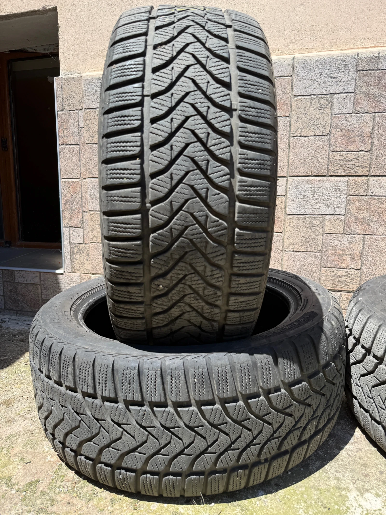 Гуми Зимни 225/50R18, снимка 2 - Гуми и джанти - 55174827