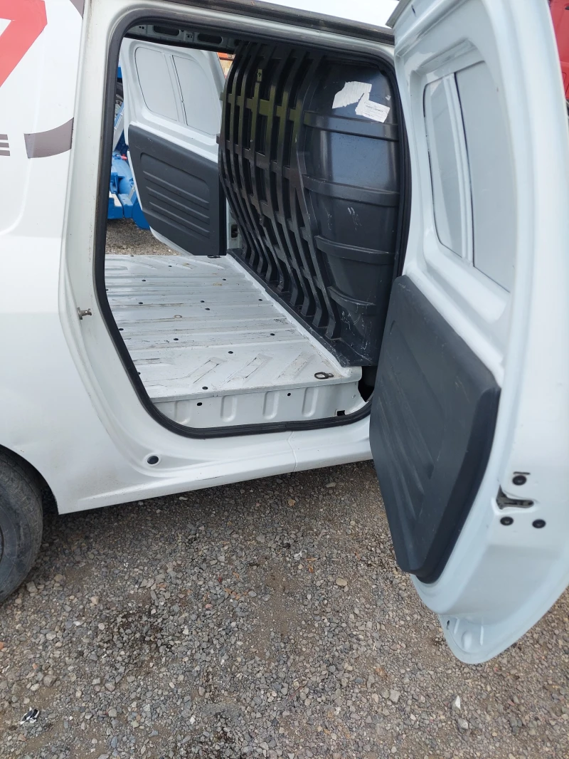 Dacia Logan 1.5, снимка 13 - Автомобили и джипове - 53021849