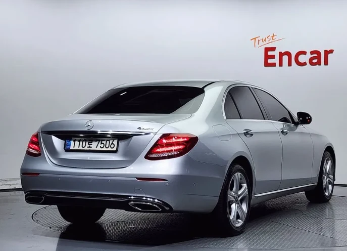Mercedes-Benz E 220 4Matic Avantgarde - изображение 2