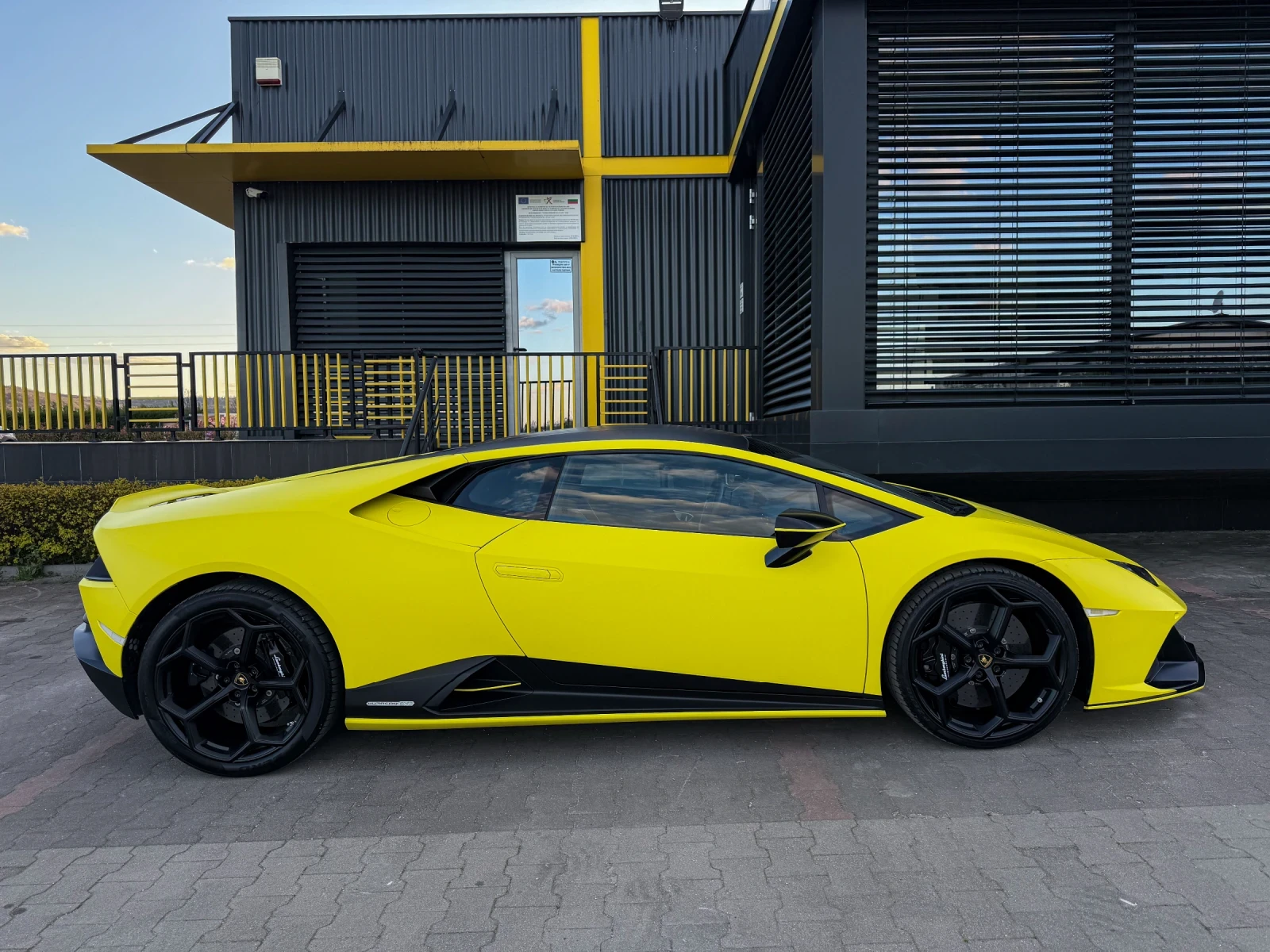 Lamborghini Huracan EVO Fluo Capsule Giallo Clarus, снимка 8 - Автомобили и джипове - 54156496