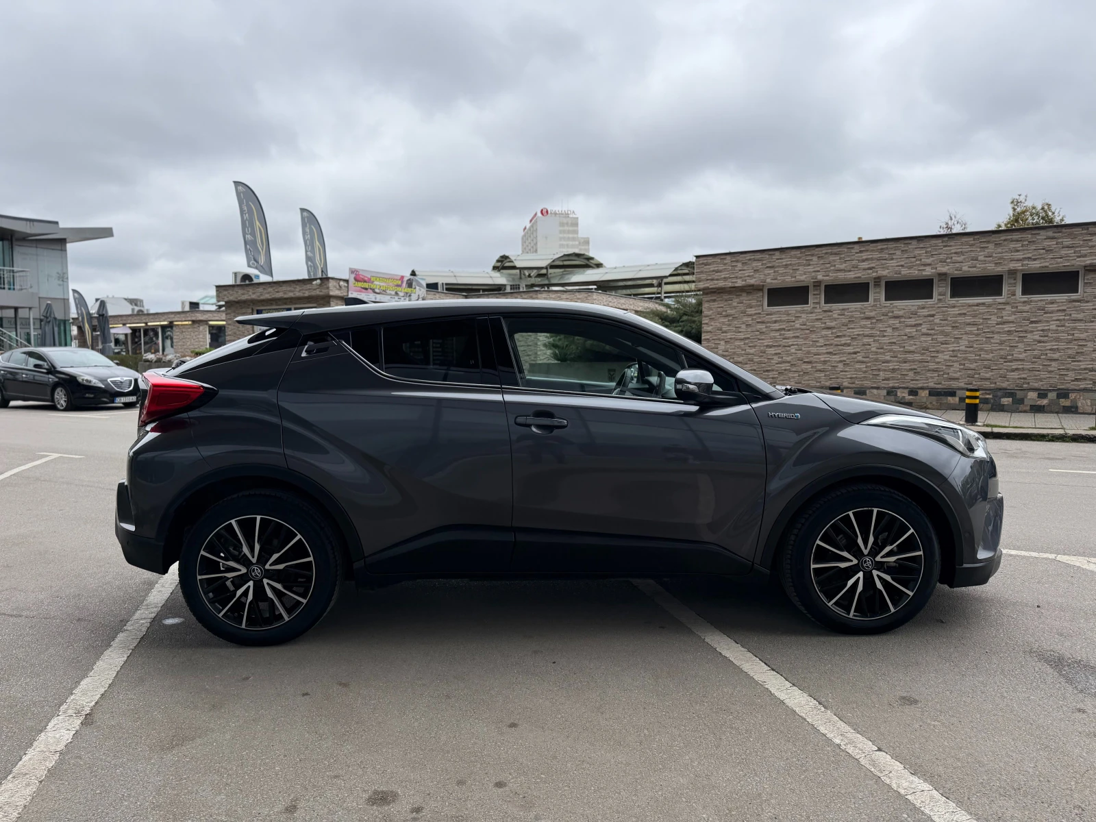 Toyota C-HR 6 МЕСЕЦА ГАРАНЦИЯ/1.8 Hybrid 122к.с Подгрев/Камера, снимка 5 - Автомобили и джипове - 54067643