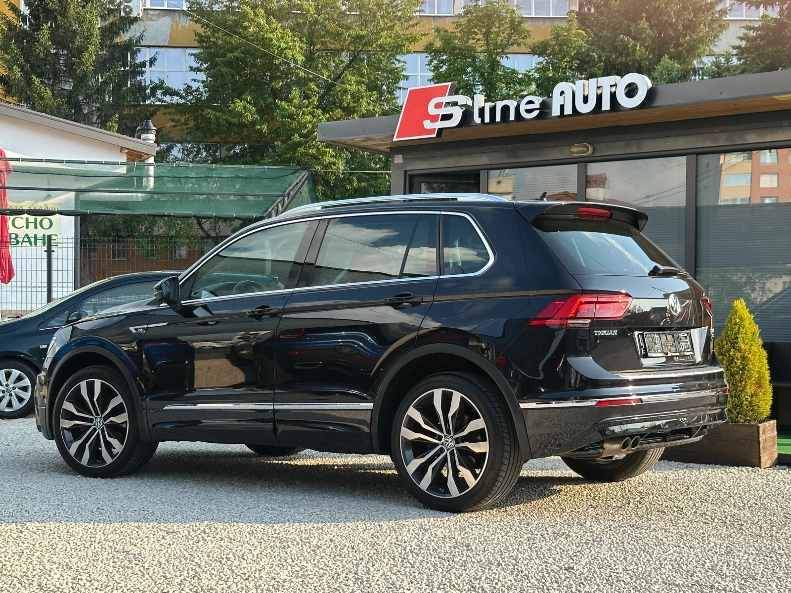 VW Tiguan R line* 4motion* DYNAUDIO* 360-Камера* Панорама* , снимка 2 - Автомобили и джипове - 54792131