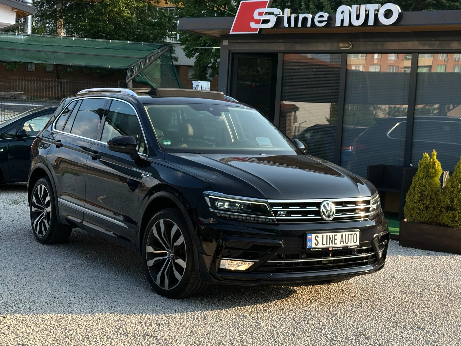 VW Tiguan R line* 4motion* DYNAUDIO* 360-Камера* Панорама* , снимка 4 - Автомобили и джипове - 54792131