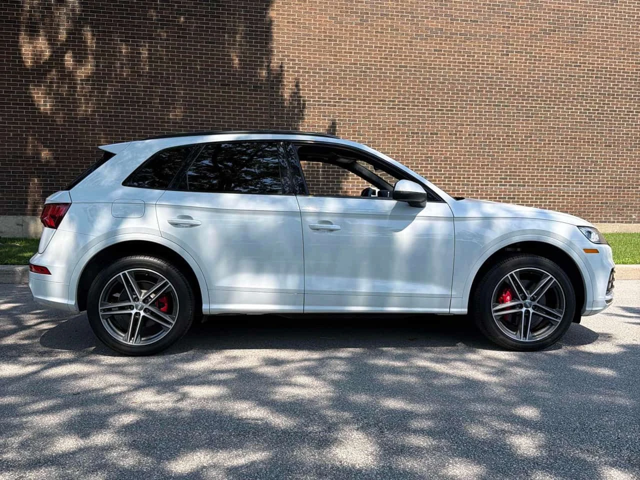 Audi SQ5 * Technik * CARFAX * 360 КАМЕРА * БЕЗ ИНЦИДЕНТИ * , снимка 3 - Автомобили и джипове - 55259140