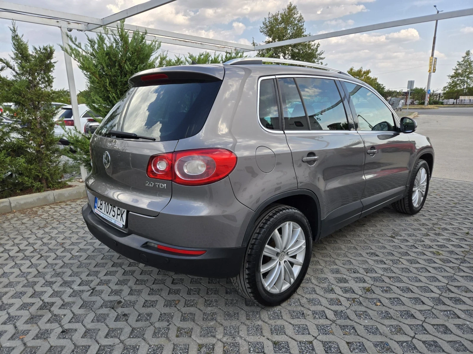 VW Tiguan 2.0TDI-140кс= АВТОМАТ= 4Х4= DYNAUDIO= PANO= ОБСЛУЖ, снимка 3 - Автомобили и джипове - 56299432