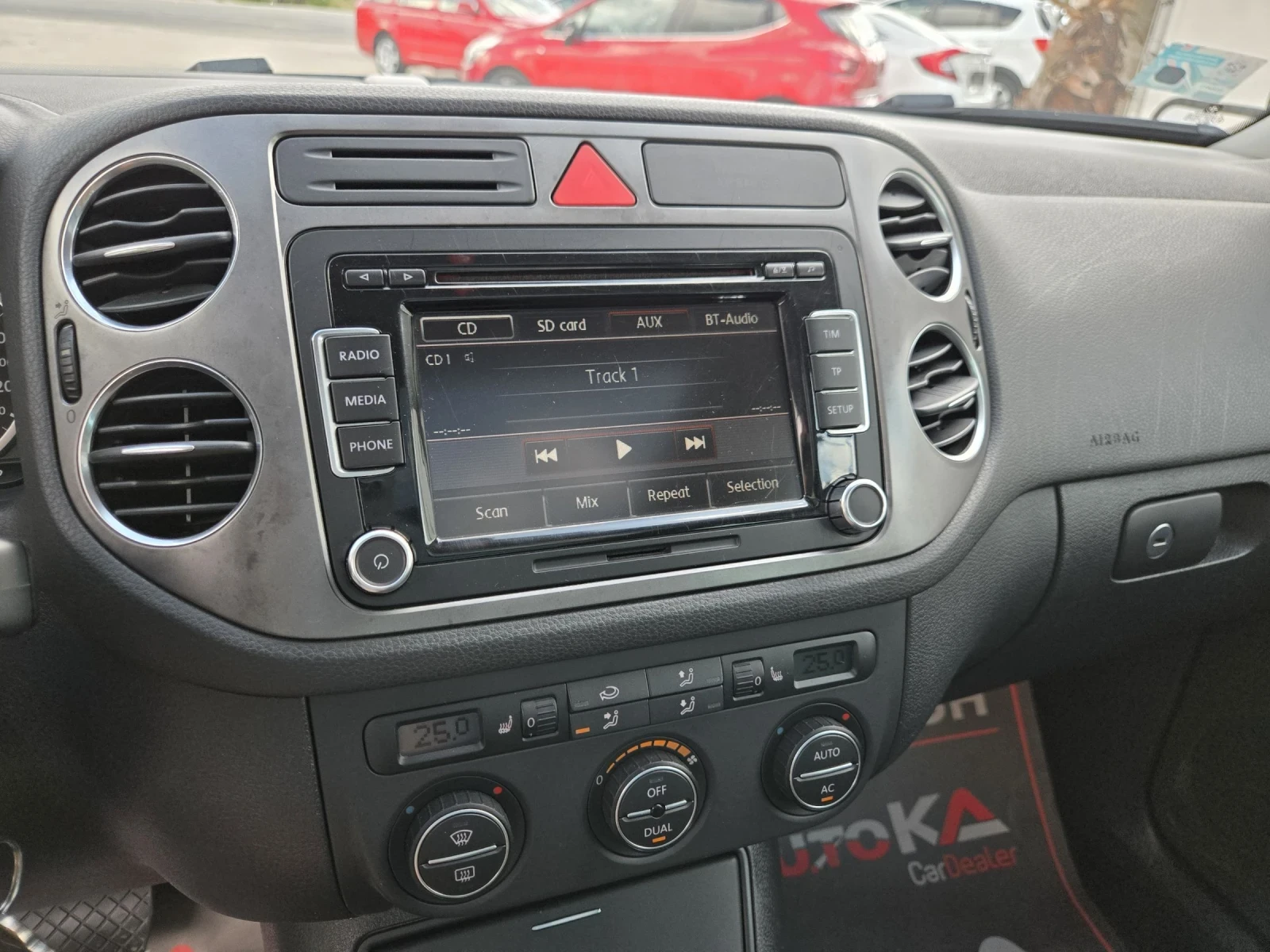 VW Tiguan 2.0TDI-140кс= АВТОМАТ= 4Х4= DYNAUDIO= PANO= ОБСЛУЖ, снимка 15 - Автомобили и джипове - 56299432