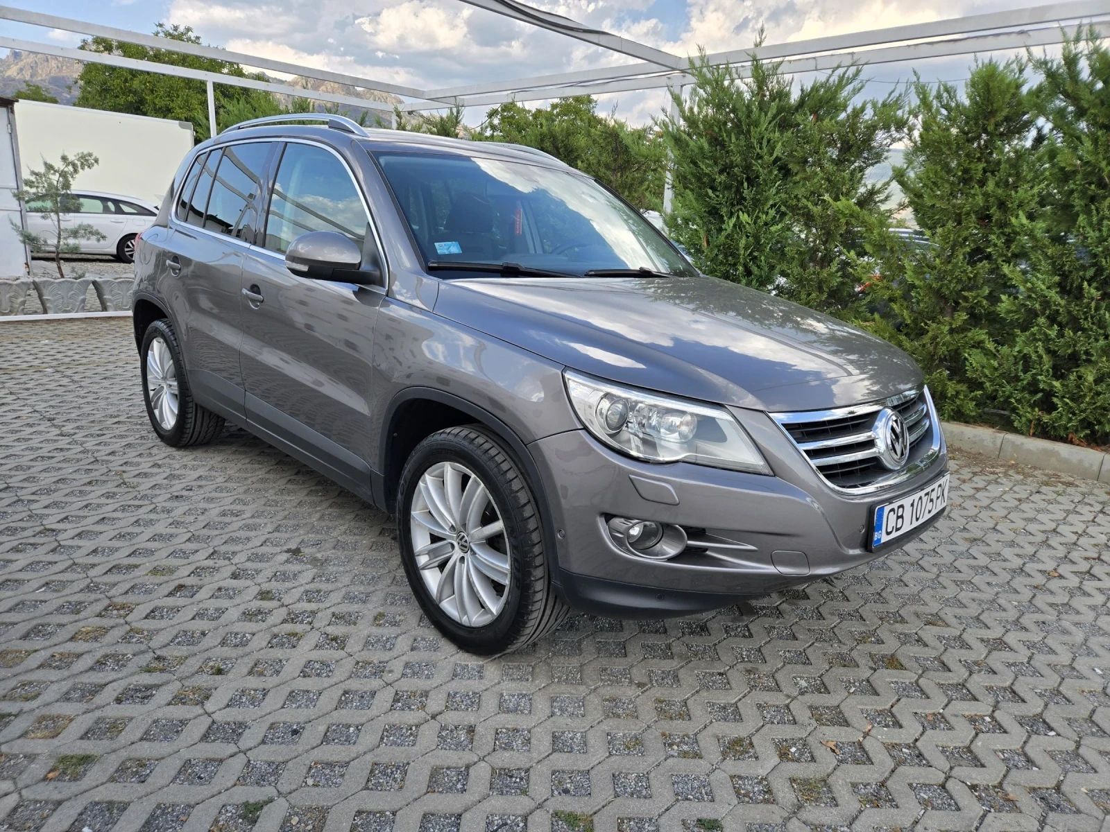 VW Tiguan 2.0TDI-140кс= АВТОМАТ= 4Х4= DYNAUDIO= PANO= ОБСЛУЖ, снимка 2 - Автомобили и джипове - 56299432