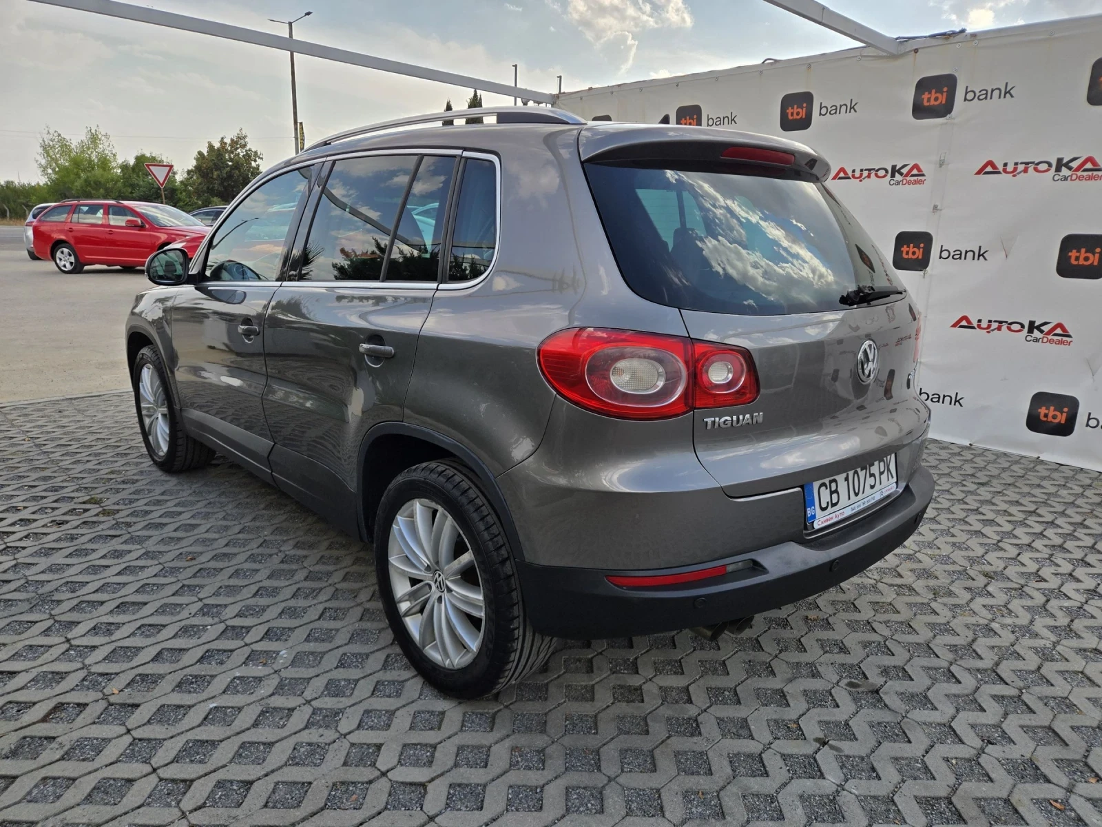 VW Tiguan 2.0TDI-140кс= АВТОМАТ= 4Х4= DYNAUDIO= PANO= ОБСЛУЖ, снимка 5 - Автомобили и джипове - 56299432