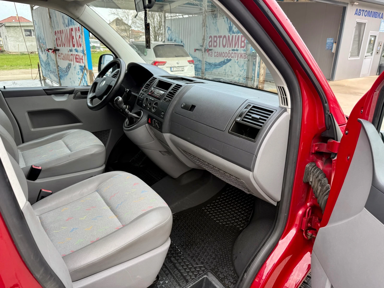 VW T5 Дългата 1.9TDI с Климатик 8 местен, снимка 11 - Бусове и автобуси - 53927059