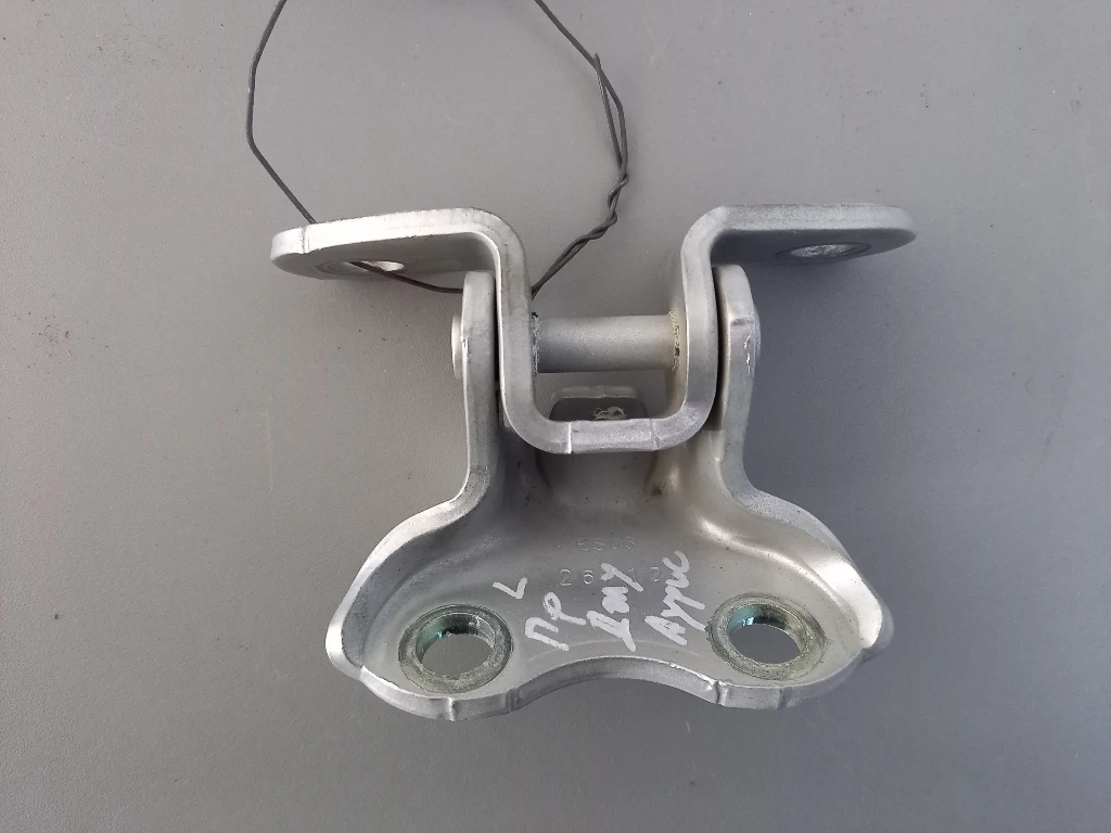 Панта врата предна лява долна Тойота Аурис 