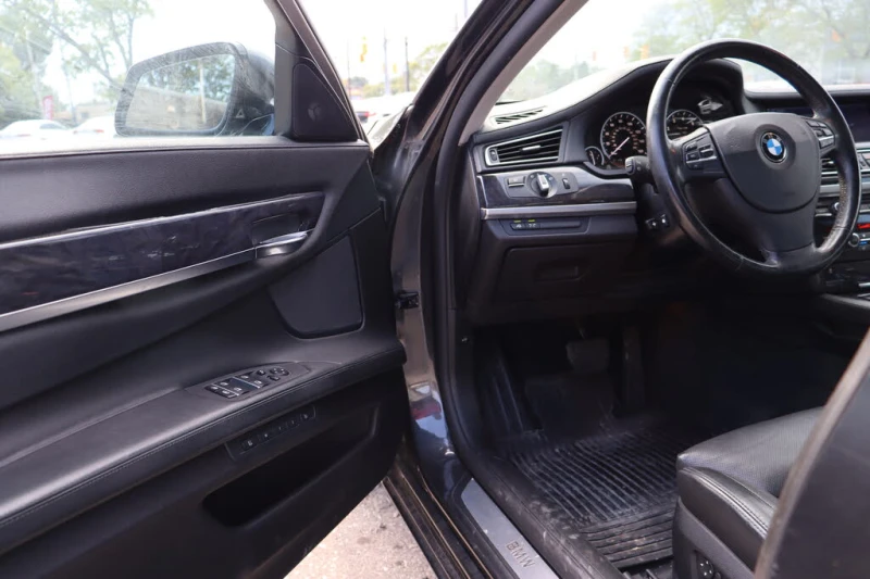 BMW 750 * 750i* xDrive* АвтоКреди* (ЦЕНА ДО БГ), снимка 7 - Автомобили и джипове - 53103266