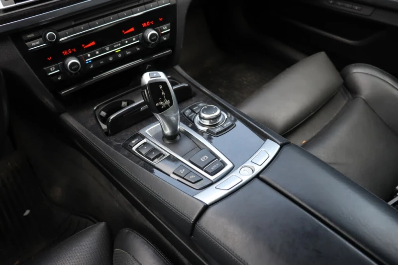 BMW 750 * 750i* xDrive* АвтоКреди* (ЦЕНА ДО БГ), снимка 17 - Автомобили и джипове - 53103266