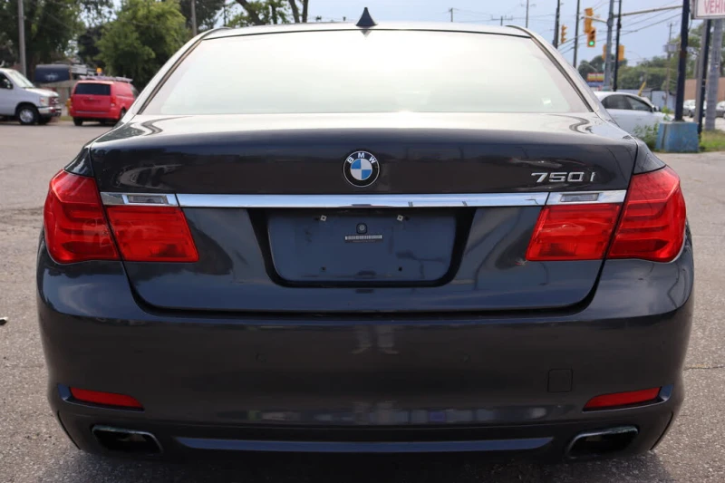 BMW 750 * 750i* xDrive* АвтоКреди* (ЦЕНА ДО БГ), снимка 5 - Автомобили и джипове - 53103266