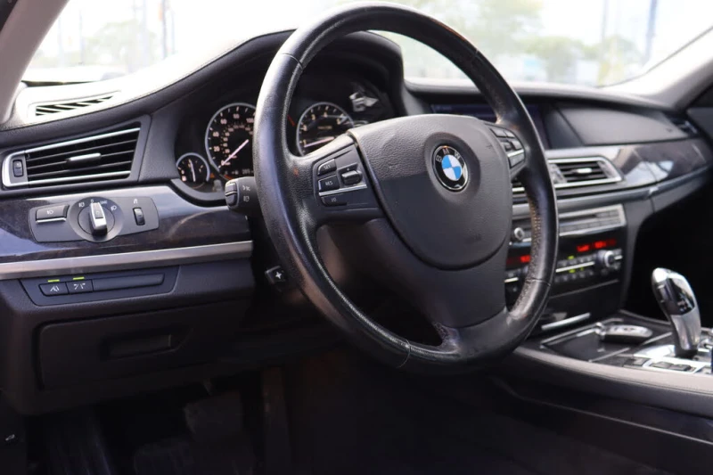 BMW 750 * 750i* xDrive* АвтоКреди* (ЦЕНА ДО БГ), снимка 8 - Автомобили и джипове - 53103266