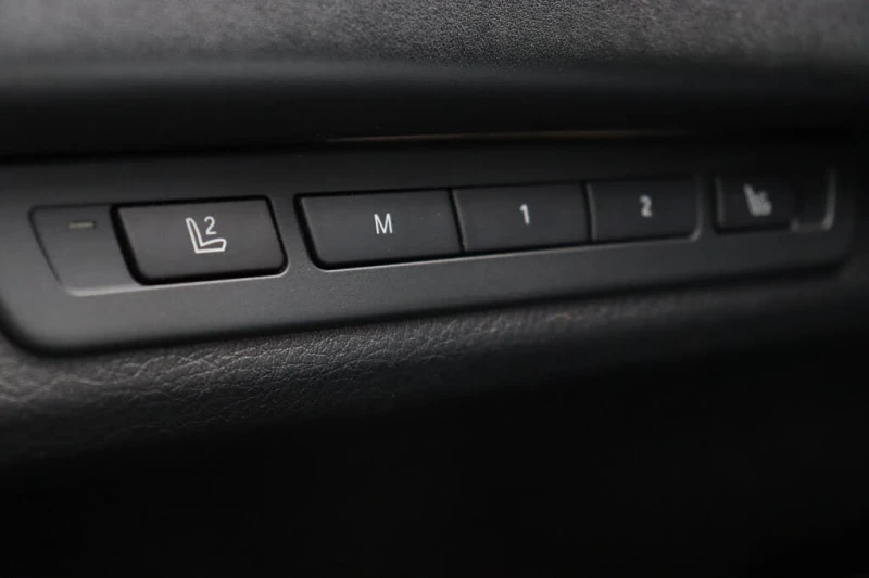 BMW 750 * 750i* xDrive* АвтоКреди* (ЦЕНА ДО БГ), снимка 15 - Автомобили и джипове - 53103266