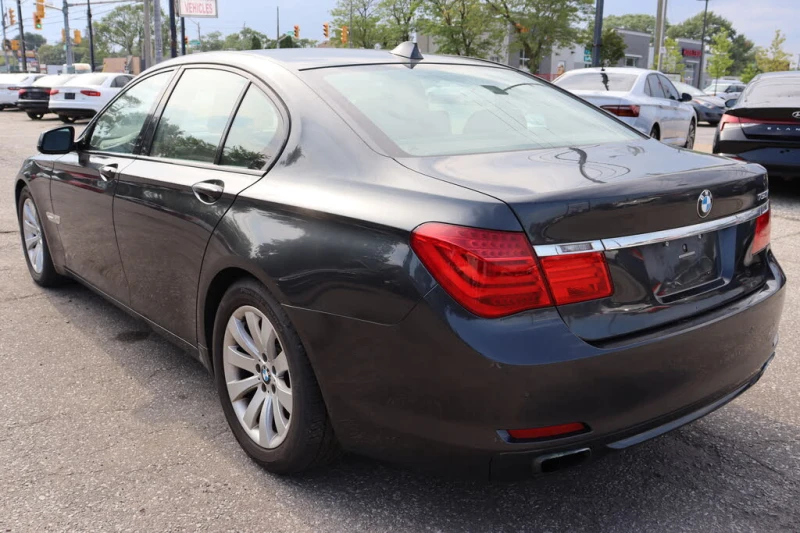 BMW 750 * 750i* xDrive* АвтоКреди* (ЦЕНА ДО БГ), снимка 4 - Автомобили и джипове - 53103266