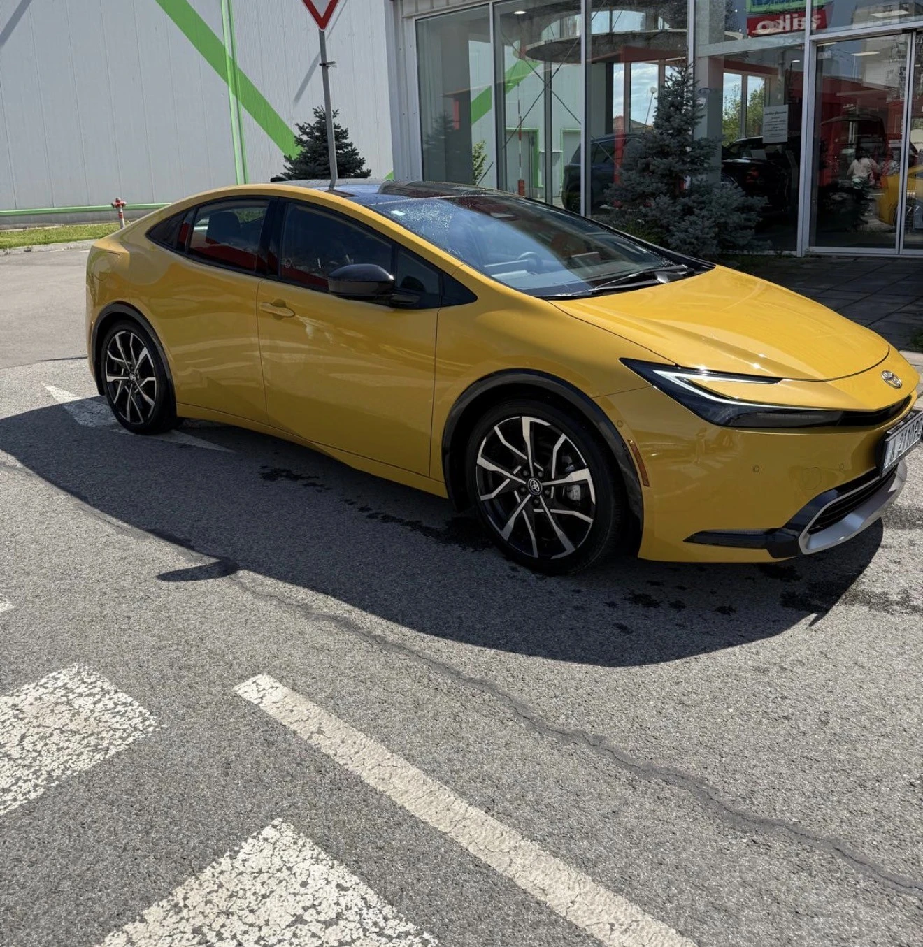 Toyota Prius XSE Plug In Hybrid, снимка 2 - Автомобили и джипове - 54399369