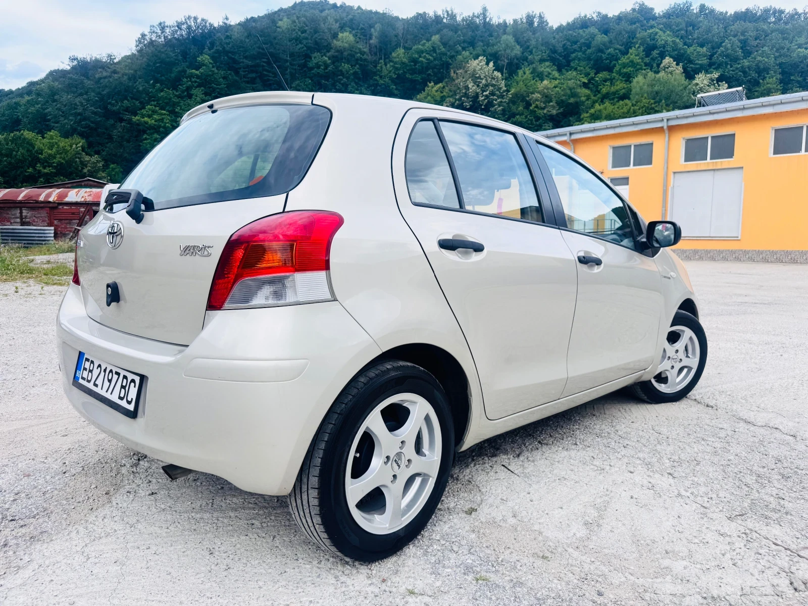 Toyota Yaris 1.3i* PERFEKTNA* FACE* GAZ, снимка 6 - Автомобили и джипове - 55212626