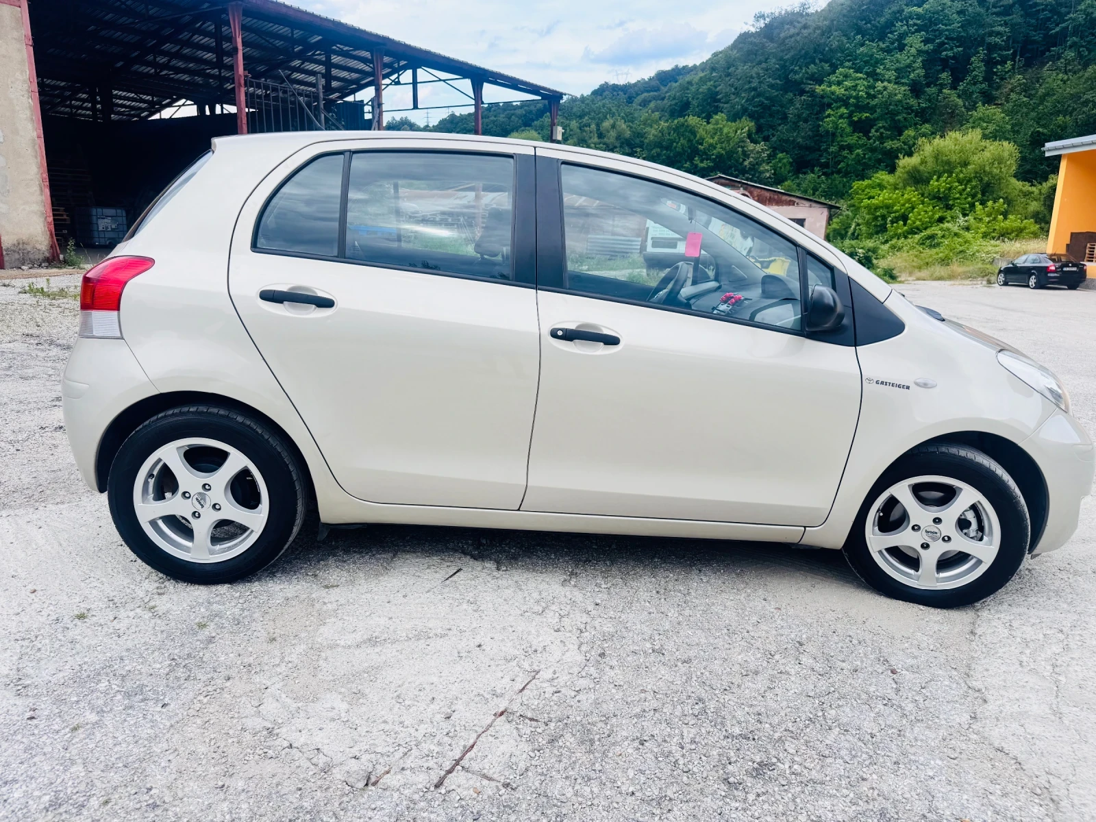 Toyota Yaris 1.3i* PERFEKTNA* FACE* GAZ, снимка 8 - Автомобили и джипове - 55212626