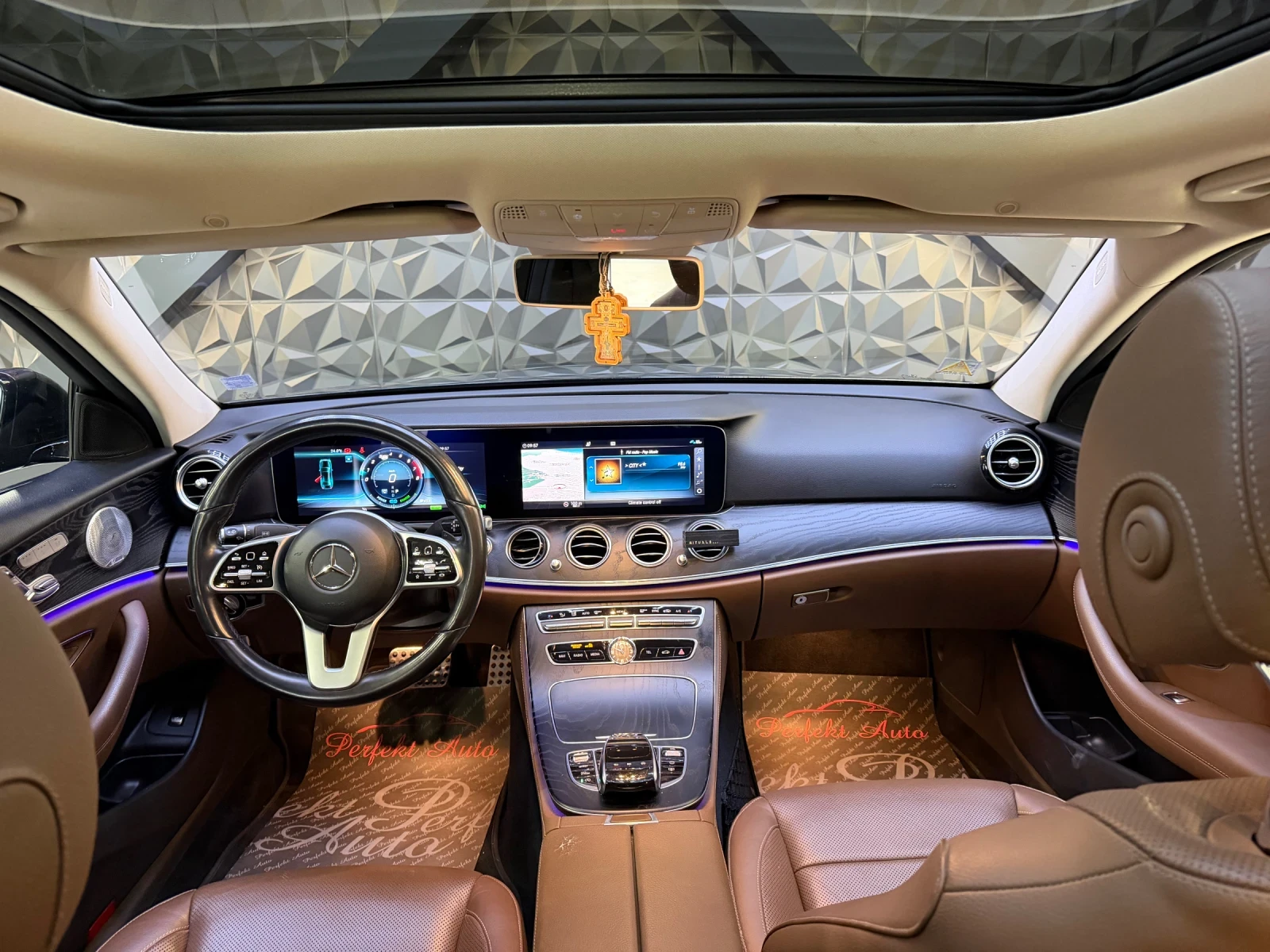 Mercedes-Benz E 200 4 MATIC * FULL ���* BURMESTER* �������� | Mobile.bg � ����������� 6