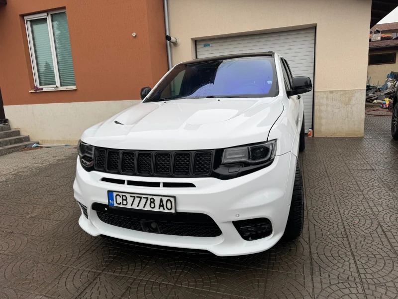 Jeep Grand cherokee SRT Газ Бенин , снимка 1 - Автомобили и джипове - 49130729