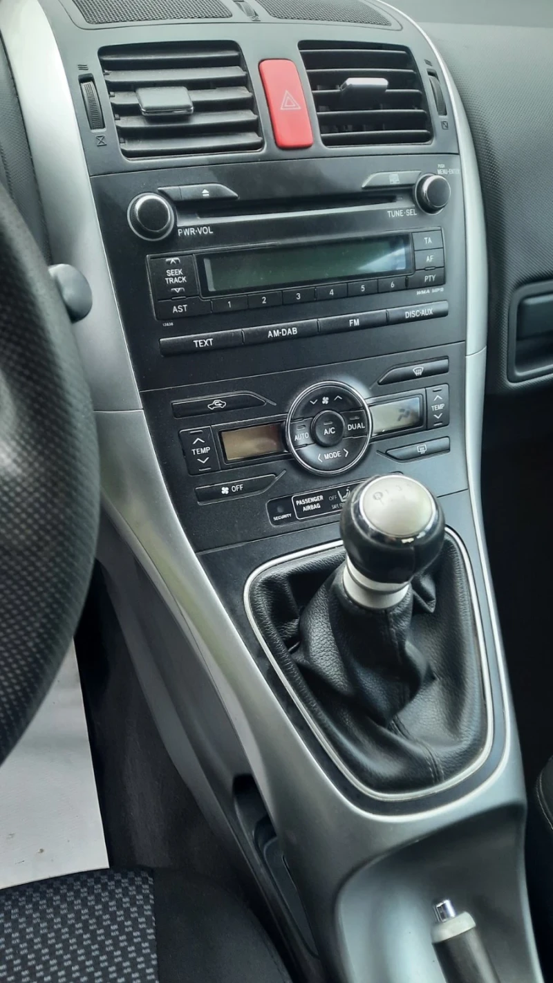 Toyota Auris 1.33, снимка 8 - Автомобили и джипове - 52595663