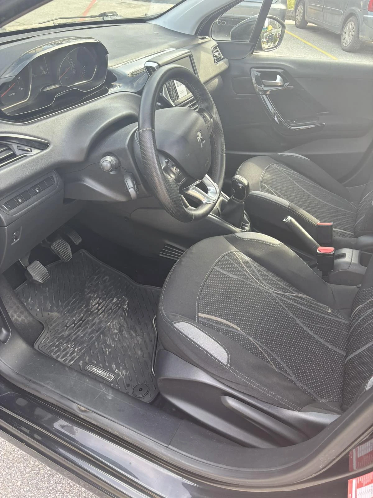 Peugeot 208, снимка 6 - Автомобили и джипове - 53875588