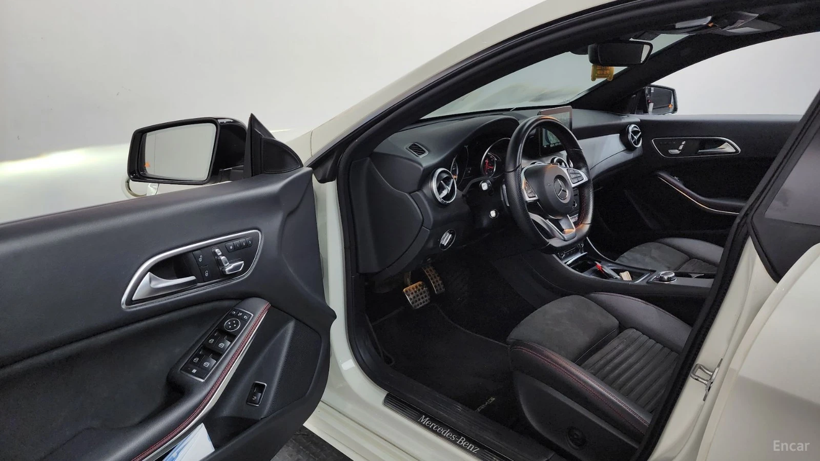 Mercedes-Benz CLA 250 AMG* 4MATIC* КОЖА* ПОДГРЕВ* ПАНОРАМА* КАМЕРА* , снимка 10 - Автомобили и джипове - 55449838
