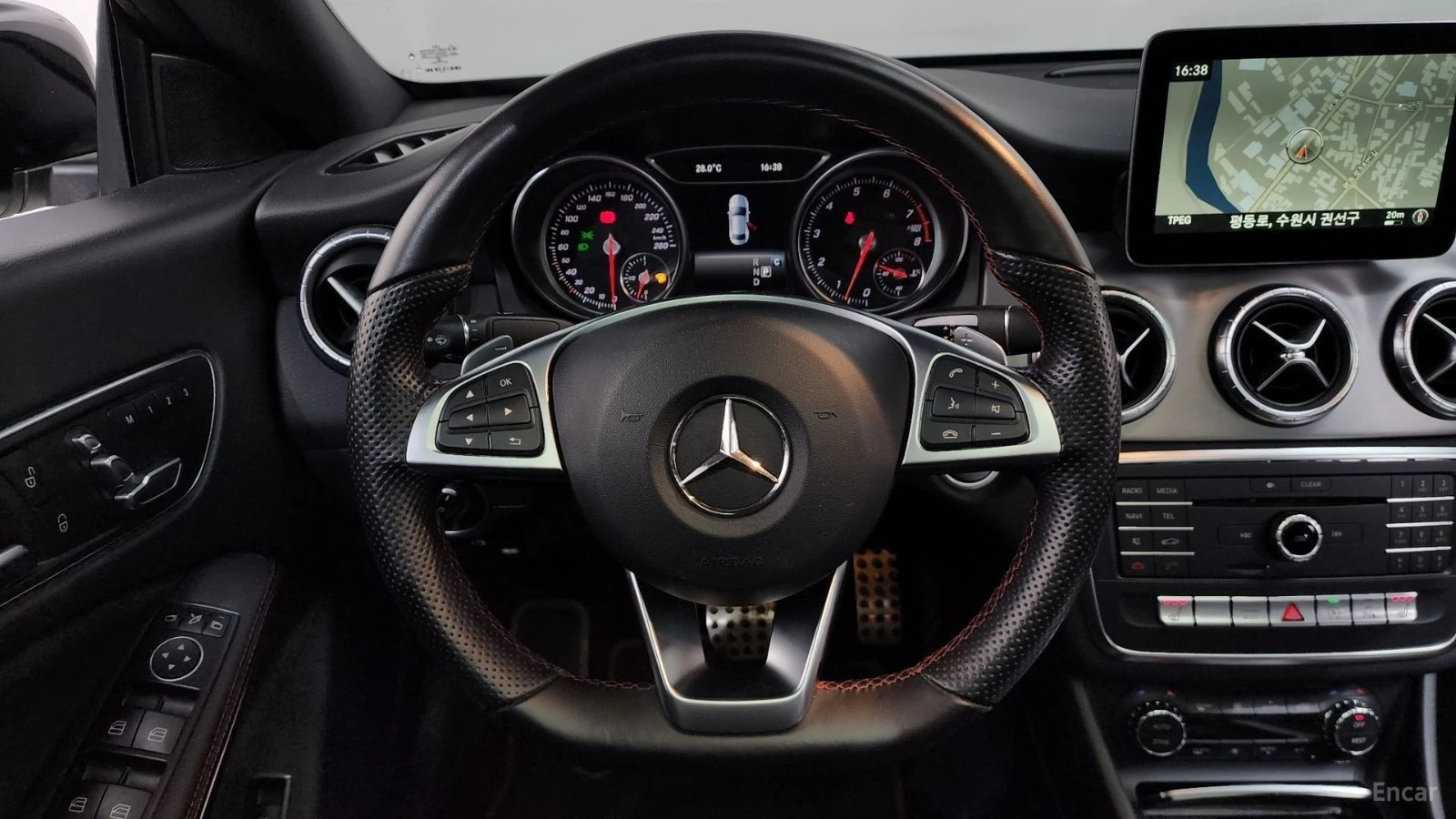 Mercedes-Benz CLA 250 AMG* 4MATIC* КОЖА* ПОДГРЕВ* ПАНОРАМА* КАМЕРА* , снимка 12 - Автомобили и джипове - 55449838