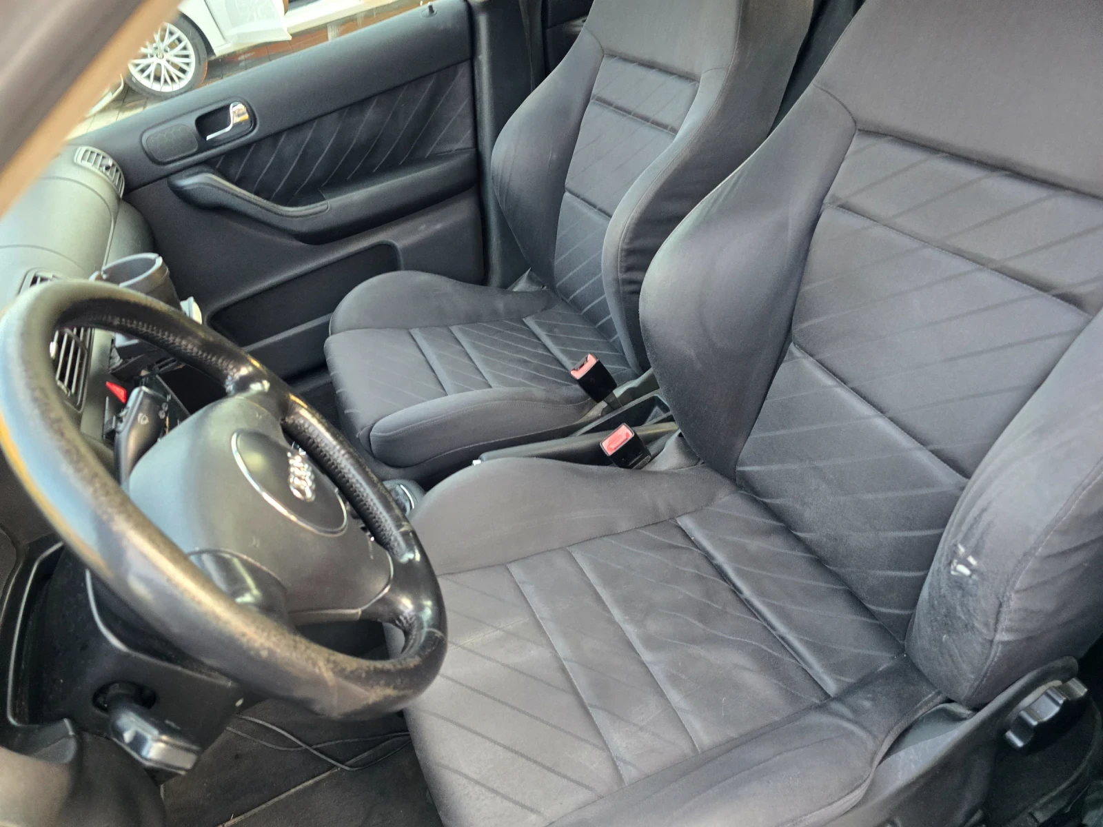 Audi A3 1.6i, снимка 4 - Автомобили и джипове - 55678456